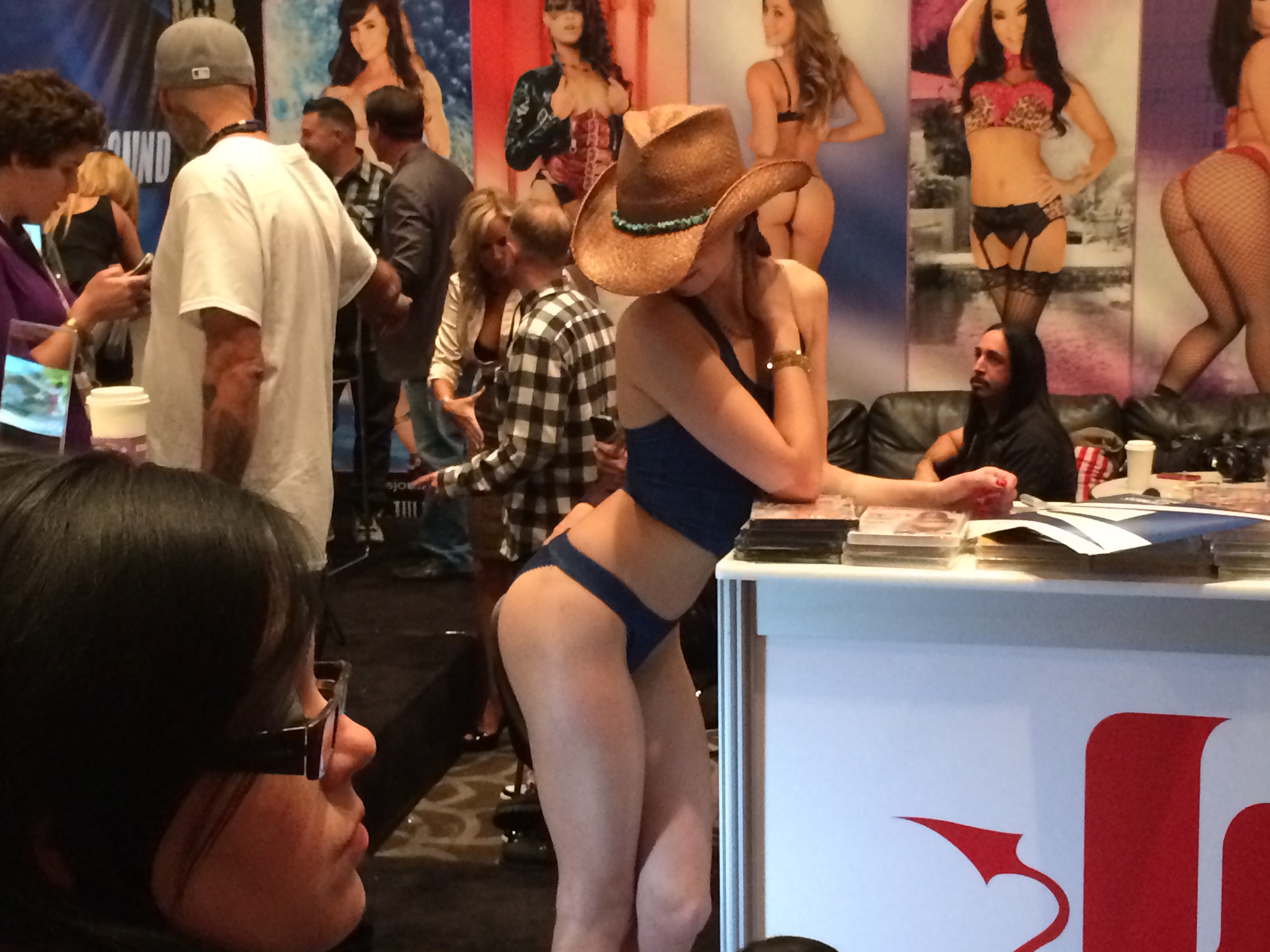 AVN Adult Entertainment Expo (AEE) - Day One (PHOTOS)