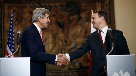 US Secretary of State John Kerry (L) shakes hands with Polish Foreign Minister Radoslaw Sikorski (AFP Photo / Jason Reed)