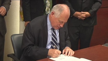 GOVERNOR+QUINN+SIGNS+LAW+16X9