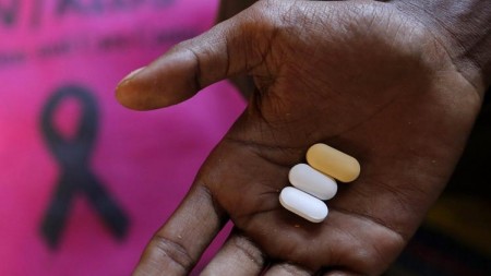 Evolutionary report card on HIV shows it is weakening